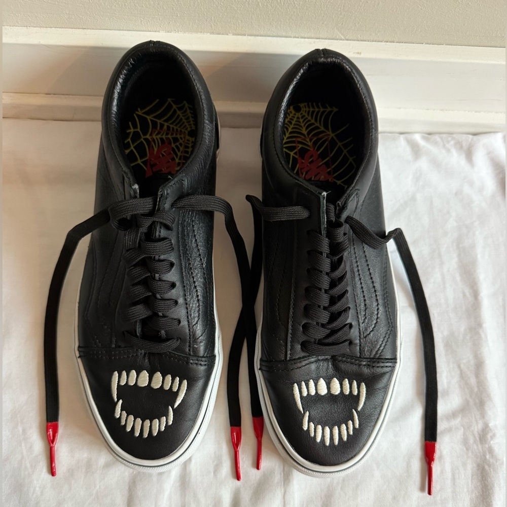 VANS Old Skool Fangs Mens 8 Womens 9.5 Black Sneakers Shoes w Vampire Stitch